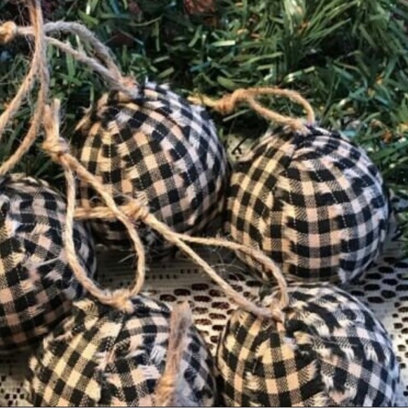 10 primitive black plaid homespun rag balls Christmas ornaments handmade decor - Picture 2 of 3